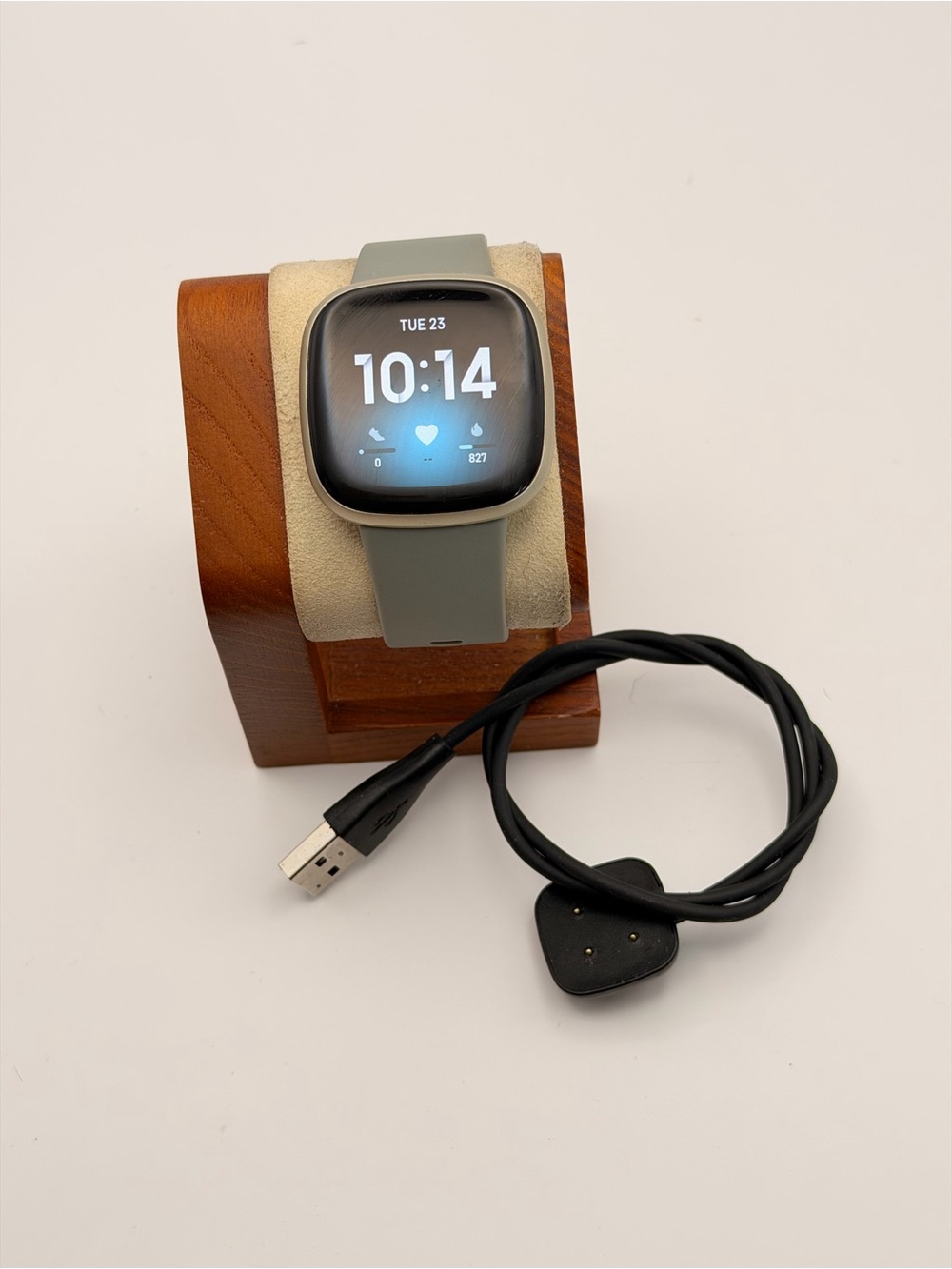 Fitbit Versa 3, Charger included, Tested, gold case, Good con, Fitness tracker